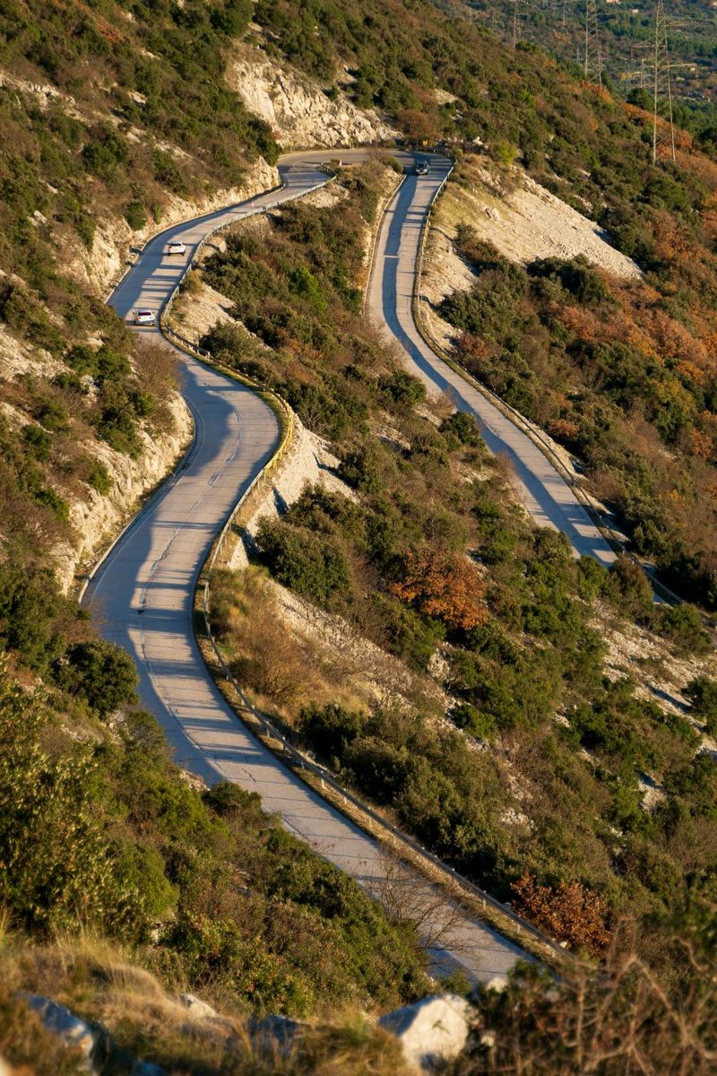 Route de rallye en montagne